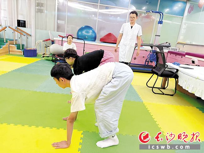 医院推出脊柱侧弯康复暑期夏令营,帮助孩子改善体态、控制侧弯进展。 医院推出脊柱侧弯康复暑期夏令营,帮助孩子改善体态、控制侧弯进展。