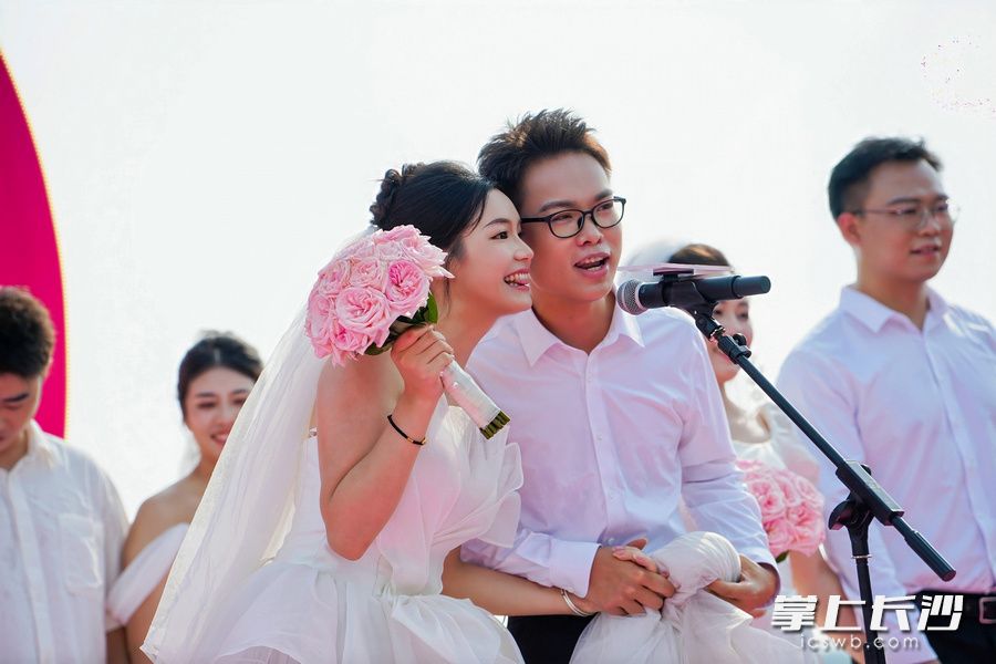 新人们集体许下文明婚嫁誓言。 新人们集体许下文明婚嫁誓言。