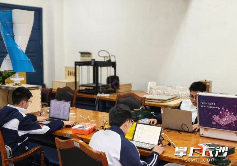 图为学生利用课余时间在创客中心进行编程调试与文献查阅。 图为学生利用课余时间在创客中心进行编程调试与文献查阅。