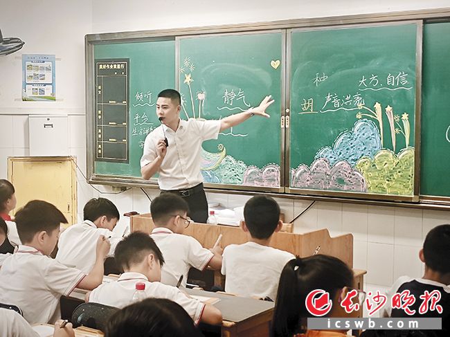 2026年秋季学期，全国中小学全面完成新教材替换，义务教育正式迈入新课标、新教材时代。砂子塘小学的课堂上，老师们的教学已经“升级更新”。长沙晚报通讯员 秦小平 摄