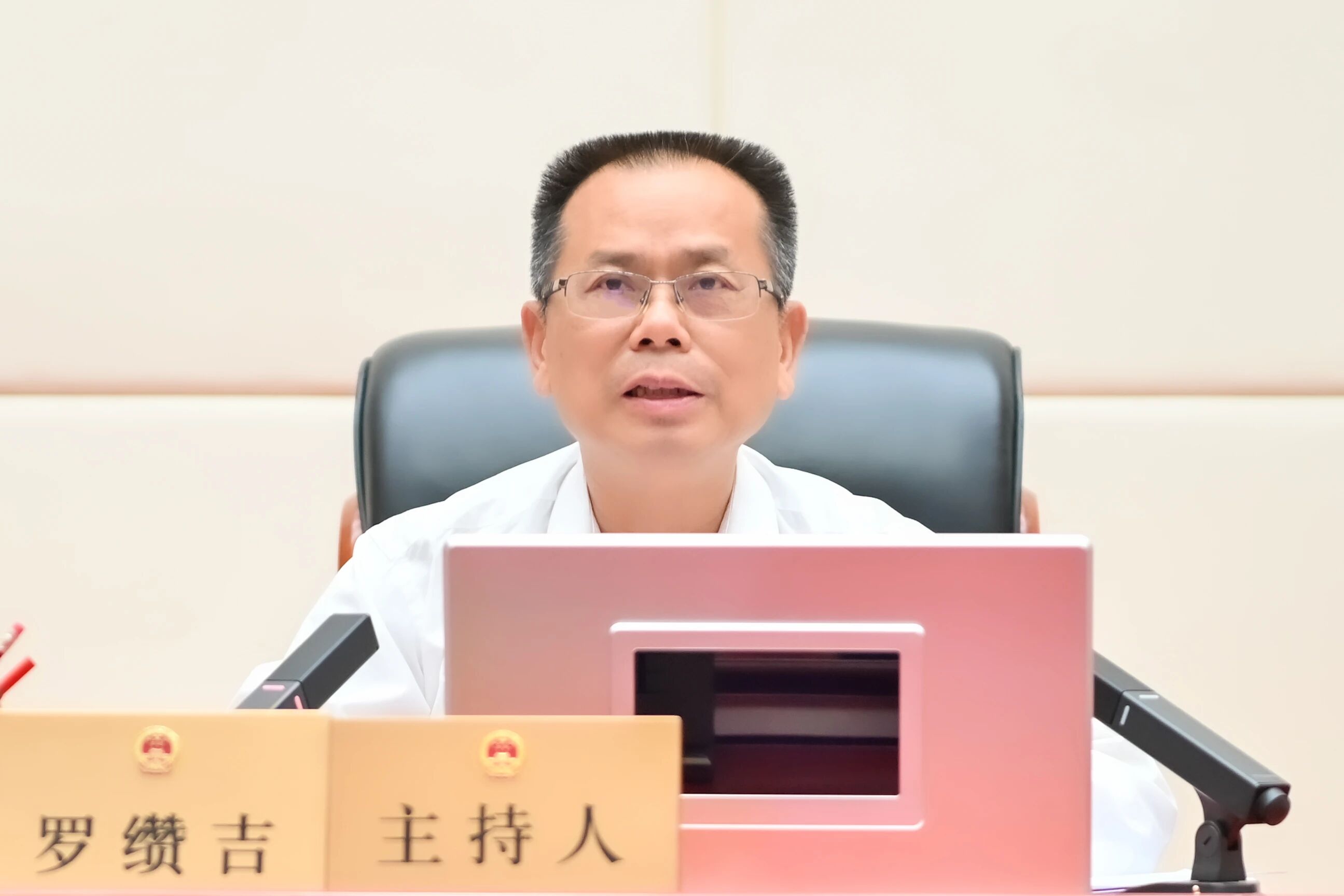 市人大常委会党组书记、主任罗缵吉讲话。 市人大常委会党组书记、主任罗缵吉讲话。