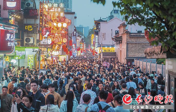 人潮涌动的太平街夜晚。均为长沙晚报全媒体记者 邹麟 摄