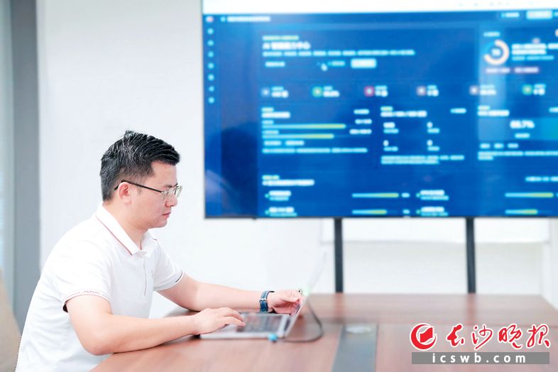 刘泽亮的办公室不大,但他的“AI版图”却能无限伸展。长沙晚报全媒体记者 刘攀 摄 刘泽亮的办公室不大,但他的“AI版图”却能无限伸展。长沙晚报全媒体记者 刘攀 摄