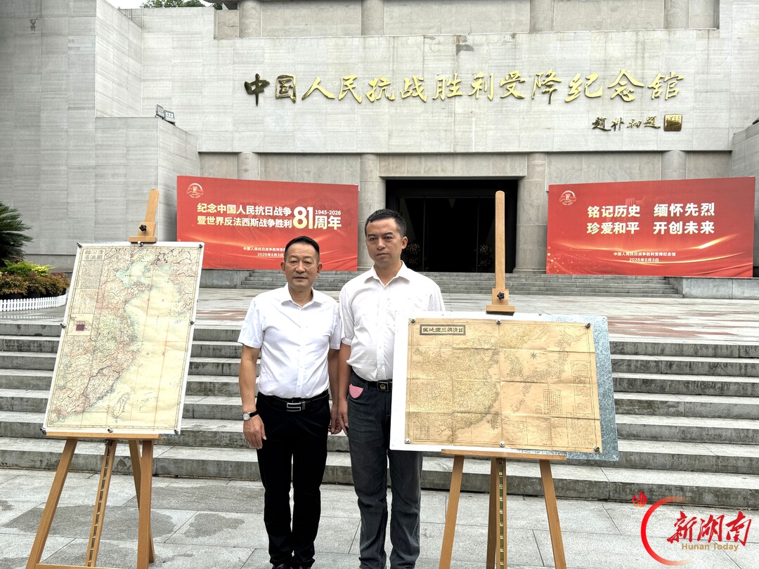 史料捐赠现场。 史料捐赠现场。