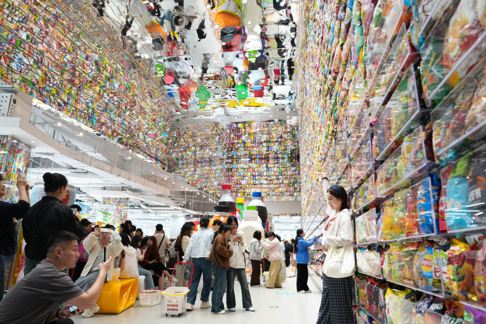 市民在位于湖南长沙芙蓉广场的“零食王国”内拍照打卡(2026年4月17日摄)。新华社记者 陈振海 摄 市民在位于湖南长沙芙蓉广场的“零食王国”内拍照打卡(2026年4月17日摄)。新华社记者 陈振海 摄