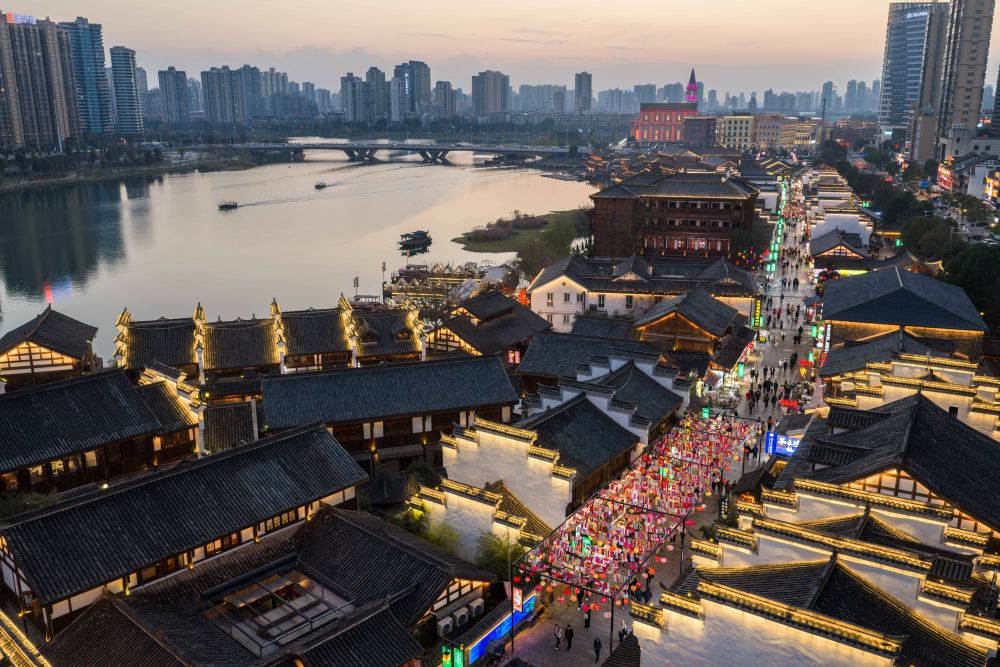 湖南常德穿紫河畔常德河街景色(2026年3月11日摄,无人机照片)。新华社记者 陈思汗 摄 湖南常德穿紫河畔常德河街景色(2026年3月11日摄,无人机照片)。新华社记者 陈思汗 摄