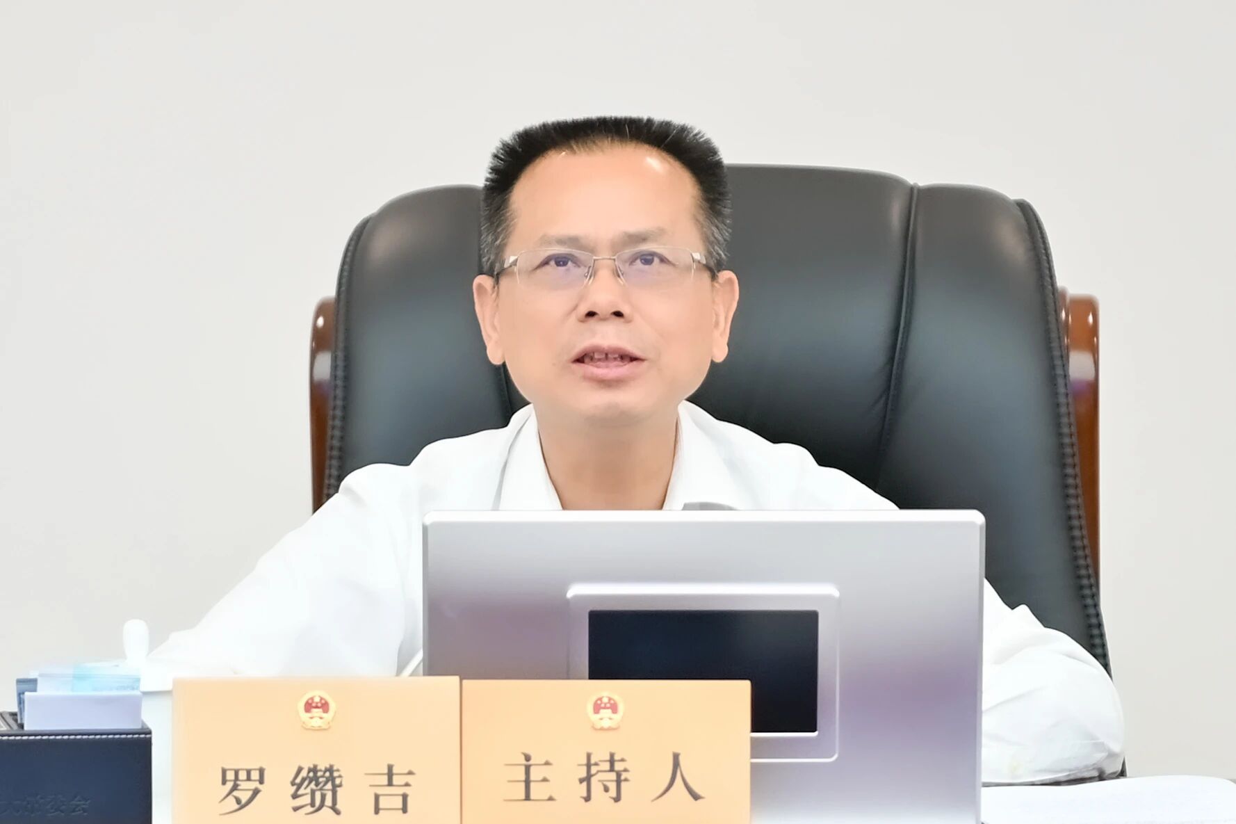 市人大常委会党组书记、主任罗缵吉讲话。 市人大常委会党组书记、主任罗缵吉讲话。