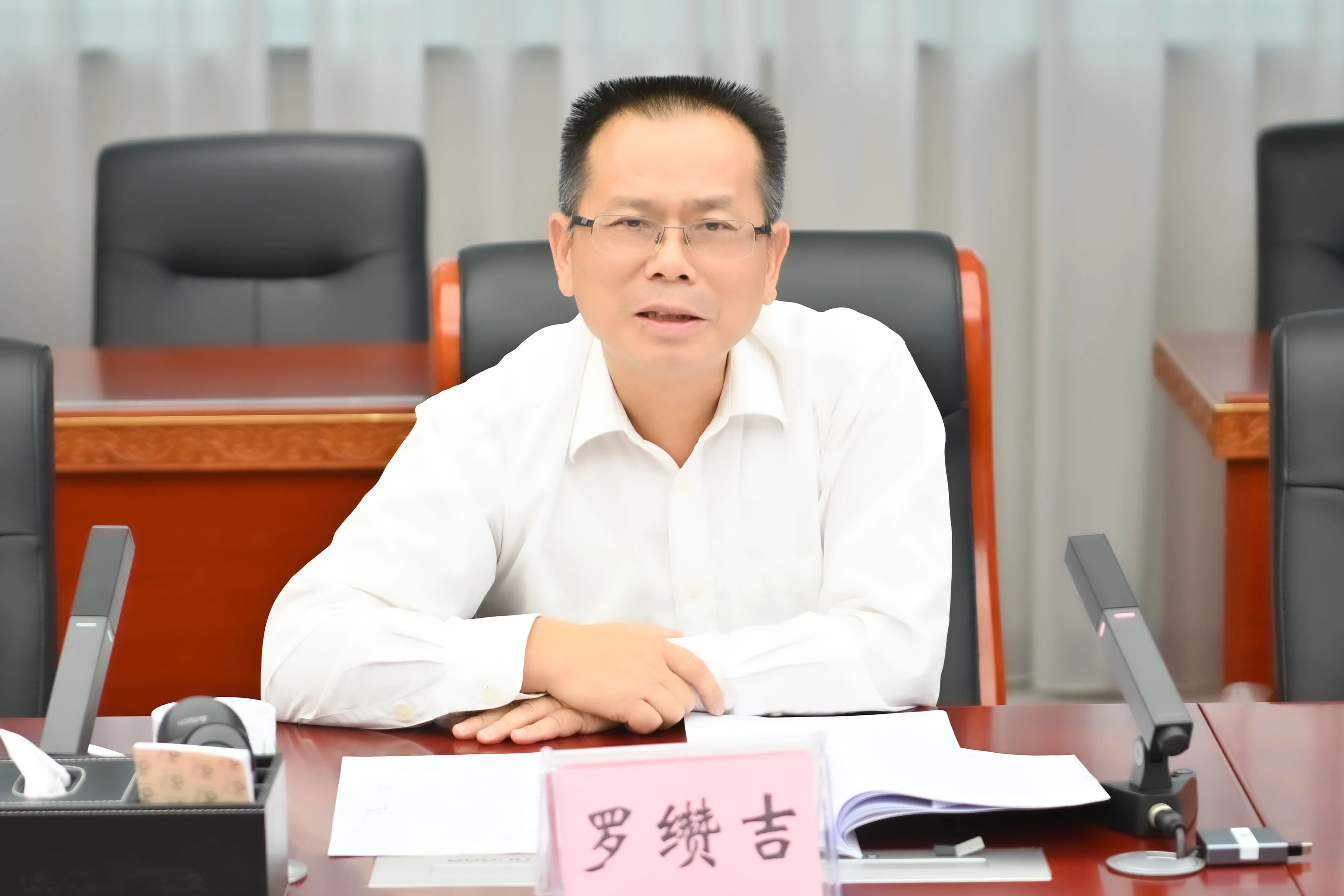 市人大常委会党组书记、主任罗缵吉讲话。 市人大常委会党组书记、主任罗缵吉讲话。