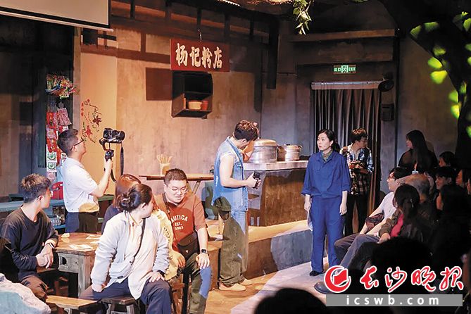 观众不再是旁观者,而是“老街坊”。后湖·戏码头供图 观众不再是旁观者,而是“老街坊”。后湖·戏码头供图