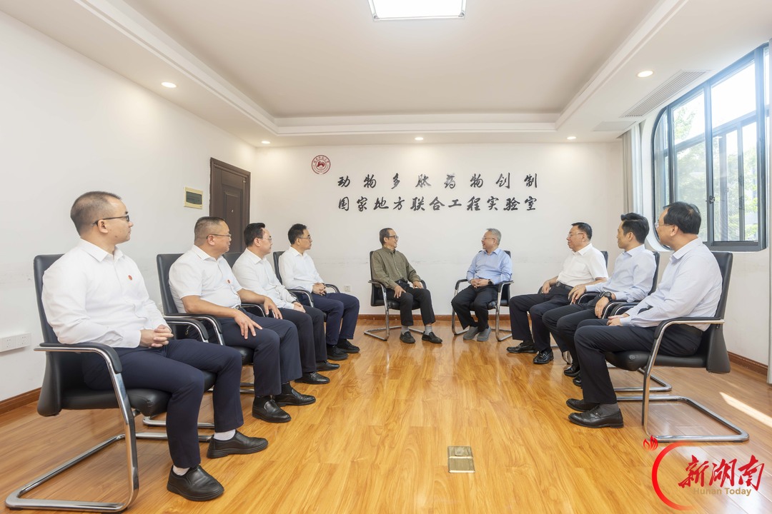 9月9日,沈晓明在湖南师范大学生命科学学院走访慰问梁宋平教授。 9月9日,沈晓明在湖南师范大学生命科学学院走访慰问梁宋平教授。