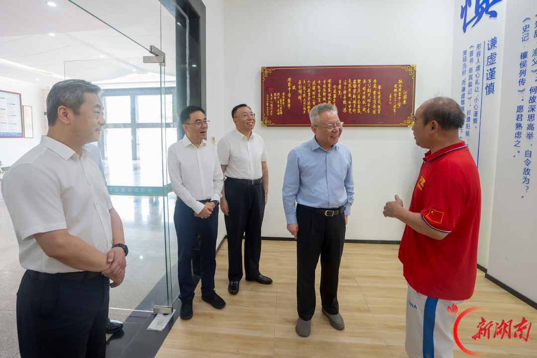 9月9日,沈晓明在长沙市周南中学走访慰问刘平贵老师。 9月9日,沈晓明在长沙市周南中学走访慰问刘平贵老师。
