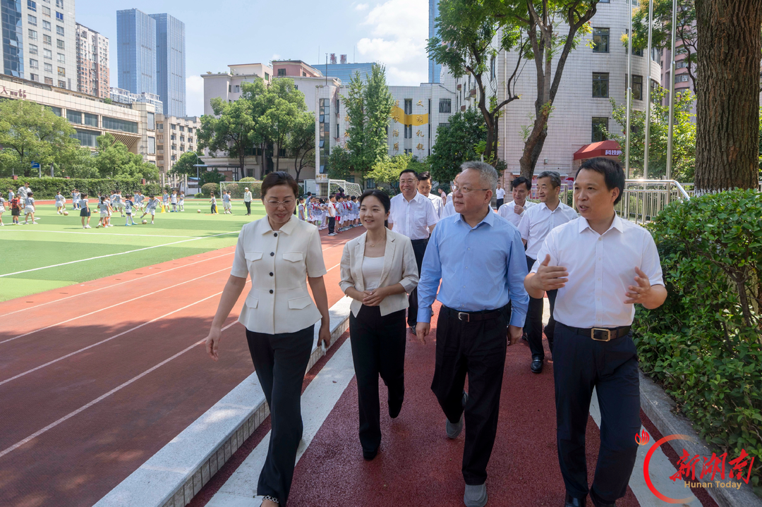 9月9日,沈晓明在育才小学走访慰问邓仕秀老师。 9月9日,沈晓明在育才小学走访慰问邓仕秀老师。