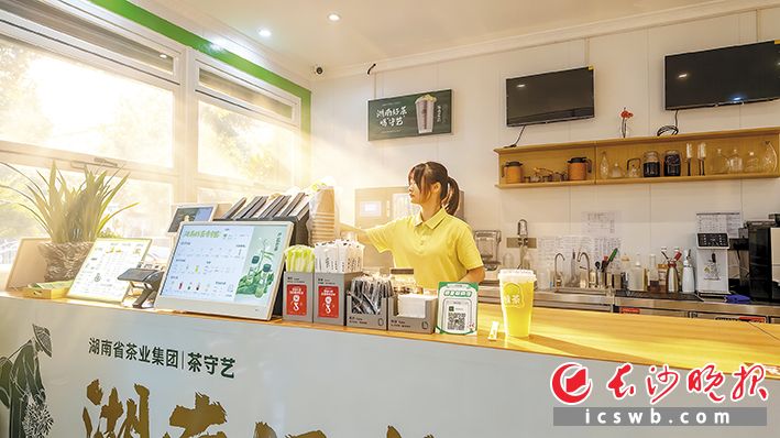 云游茶业联合湖南省茶业集团茶守艺品牌打造的复合型新茶饮体验中心。长沙晚报全媒体记者 陈飞 摄 云游茶业联合湖南省茶业集团茶守艺品牌打造的复合型新茶饮体验中心。长沙晚报全媒体记者 陈飞 摄