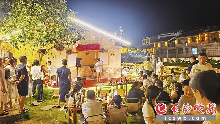 今年7月底,青创共饮堂正式开业,成为古镇夜里独一份的新潮据点。
