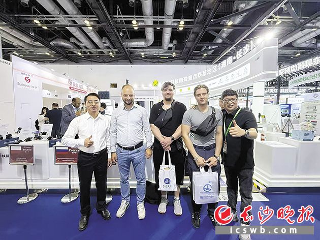 展会期间,不少经销商和海外客户前来体验。 均为长沙晚报通讯员 段荣琼 供图