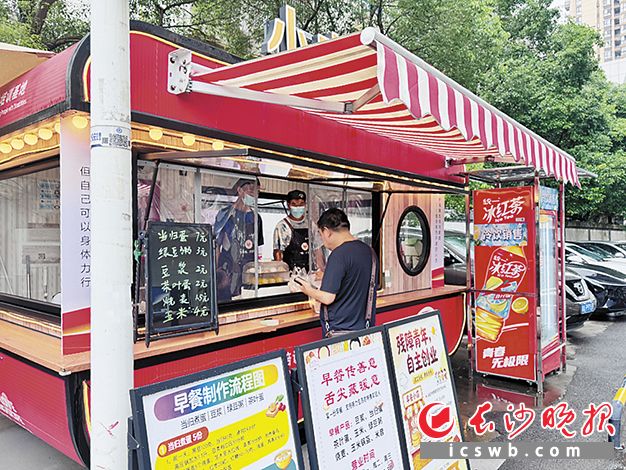 今年4月,全新的“小方舟”正式在百善台社区泊岸。“小方舟”成了当地一道温暖的风景线。受访方 供图