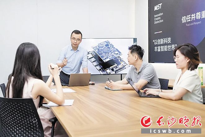 从需求确认到样品交付,仅用20天。随后,40000片工业显示屏订单落定,总额突破千万元人民币。企业供图