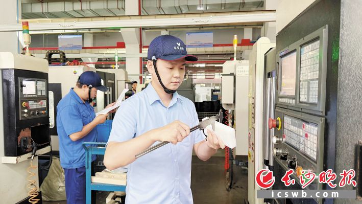 陈星宇在企业车间里忙碌。长沙晚报全媒体记者 刘攀 实习生 赵旖旎 摄影报道 陈星宇在企业车间里忙碌。长沙晚报全媒体记者 刘攀 实习生 赵旖旎 摄影报道