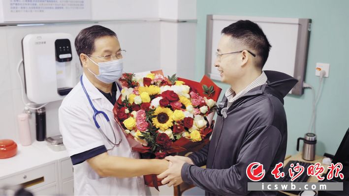 9月10日教师节,刘海波给党西强(左)教授献上鲜花。 受访方供图 9月10日教师节,刘海波给党西强(左)教授献上鲜花。 受访方供图