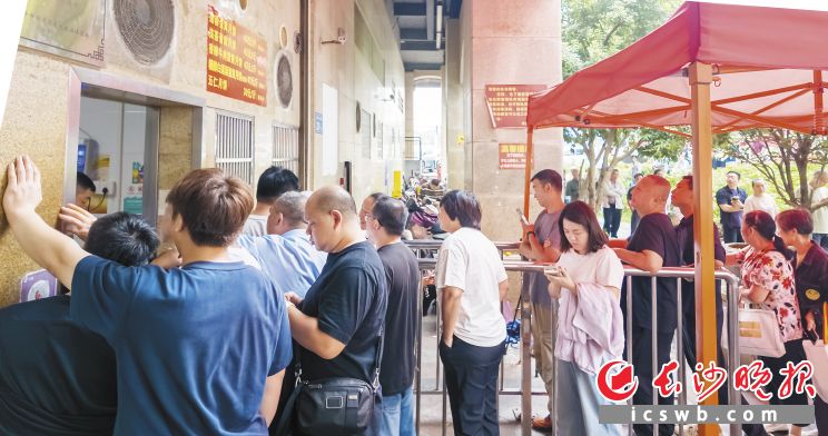 每年中秋节前后,巢娭毑月饼店门口都会排起长龙。均为长沙晚报全媒体记者 陈飞 摄 每年中秋节前后,巢娭毑月饼店门口都会排起长龙。均为长沙晚报全媒体记者 陈飞 摄