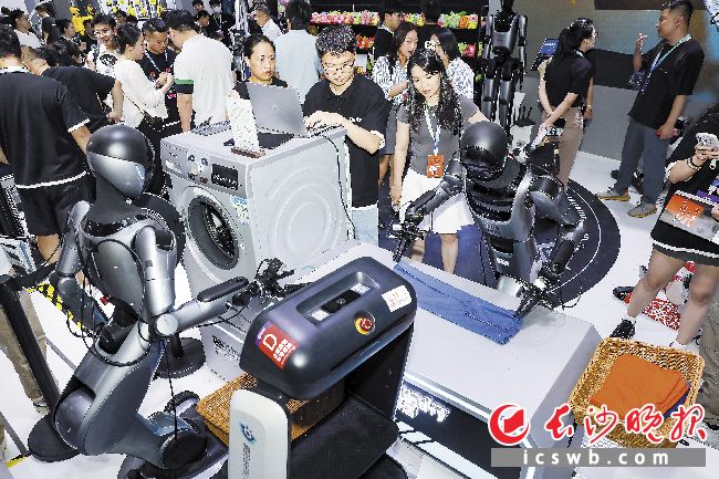 2026世界机器人大会,擎朗智能人形机器人展示洗衣房的衣物识别、投放、折叠等操作。 2026世界机器人大会,擎朗智能人形机器人展示洗衣房的衣物识别、投放、折叠等操作。