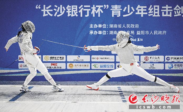 长沙队两位选手李睿伊(左)和齐慕荷子杀入省运会U18女子佩剑决赛。均为长沙晚报全媒体记者 余劭劼 摄
