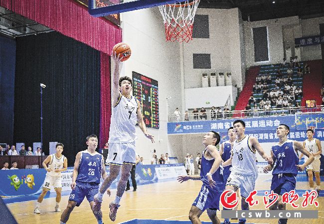 湖南省第十五届运动会青少年组五人制男篮决赛比赛现场。长沙晚报全媒体记者 余劭劼 摄