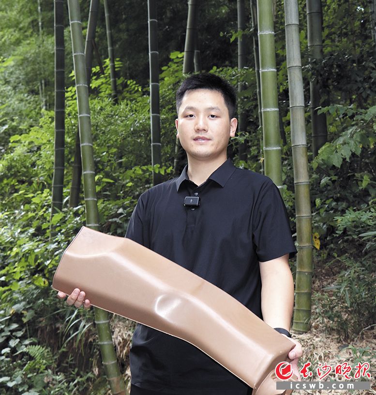 陈勇和他的竹制品。 长沙晚报通讯员 贺喜迎 摄