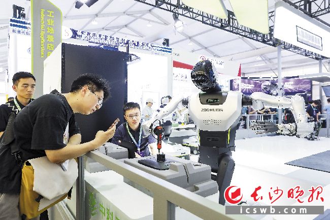 2026世界机器人大会,中联重科机器人展示拧螺丝。