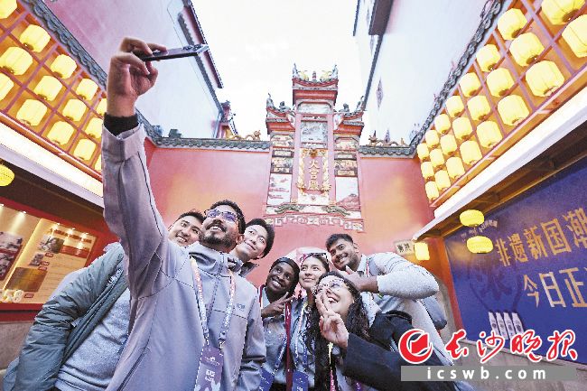 今年暑期长沙跻身全国入境游热门城市前十，对涉外文旅全链条服务提出更高要求。长沙晚报全媒体记者 黄启晴  摄（资料图片）
