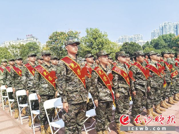 全体新兵身姿挺拔、目光坚毅。 长沙晚报全媒体记者 田也 摄