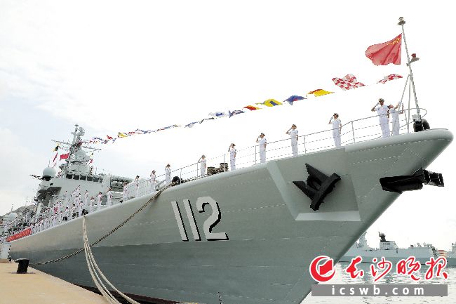 被誉为“中华第一舰”的112舰(舰名:哈尔滨舰)在青岛某军港退出现役。新华社发