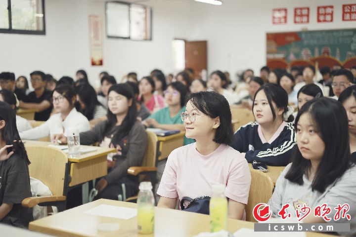 瑛灿(前排右二)和一群十七八岁的同学坐在教室,正式开启人生第二次本科学习。长沙晚报通讯员 袁淑柠 邓智文 摄影报道 瑛灿(前排右二)和一群十七八岁的同学坐在教室,正式开启人生第二次本科学习。长沙晚报通讯员 袁淑柠 邓智文 摄影报道