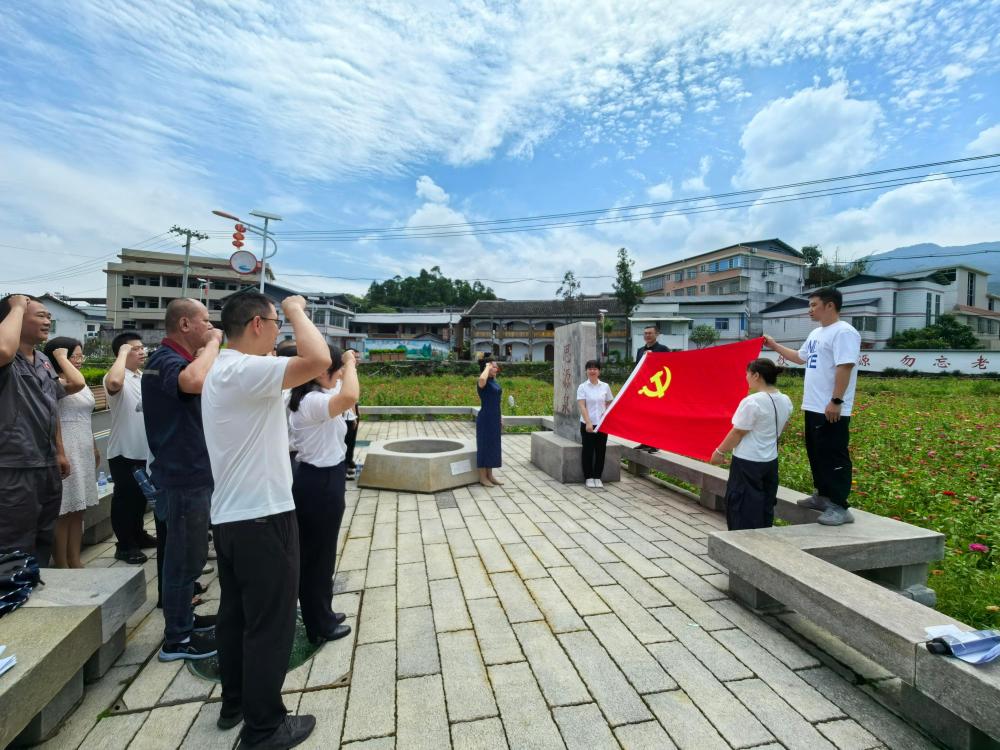 党员干部在龙岩市新罗区东肖街道邓厝村思源泉前重温入党誓词。(本图片由新罗区委宣传部提供) 党员干部在龙岩市新罗区东肖街道邓厝村思源泉前重温入党誓词。(本图片由新罗区委宣传部提供)