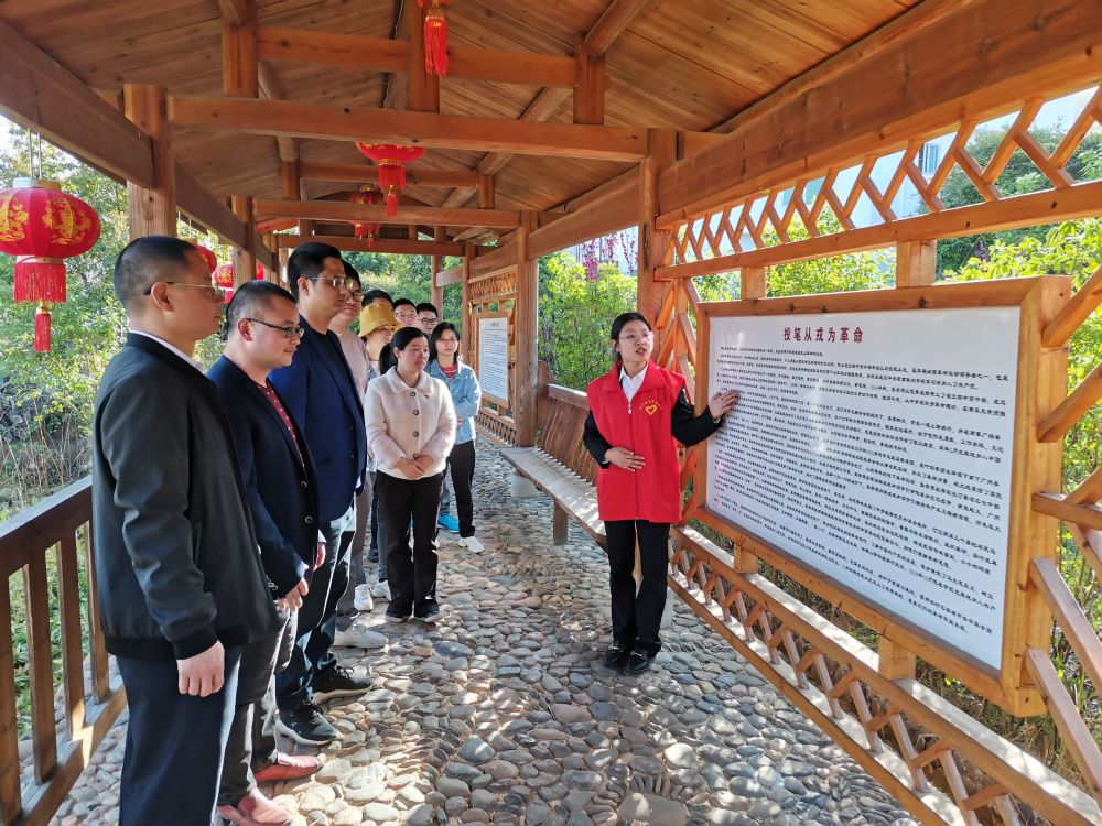 龙岩市新时代文明实践中心志愿者在杨成武将军故居为党员干部宣讲。新华社发 龙岩市新时代文明实践中心志愿者在杨成武将军故居为党员干部宣讲。新华社发