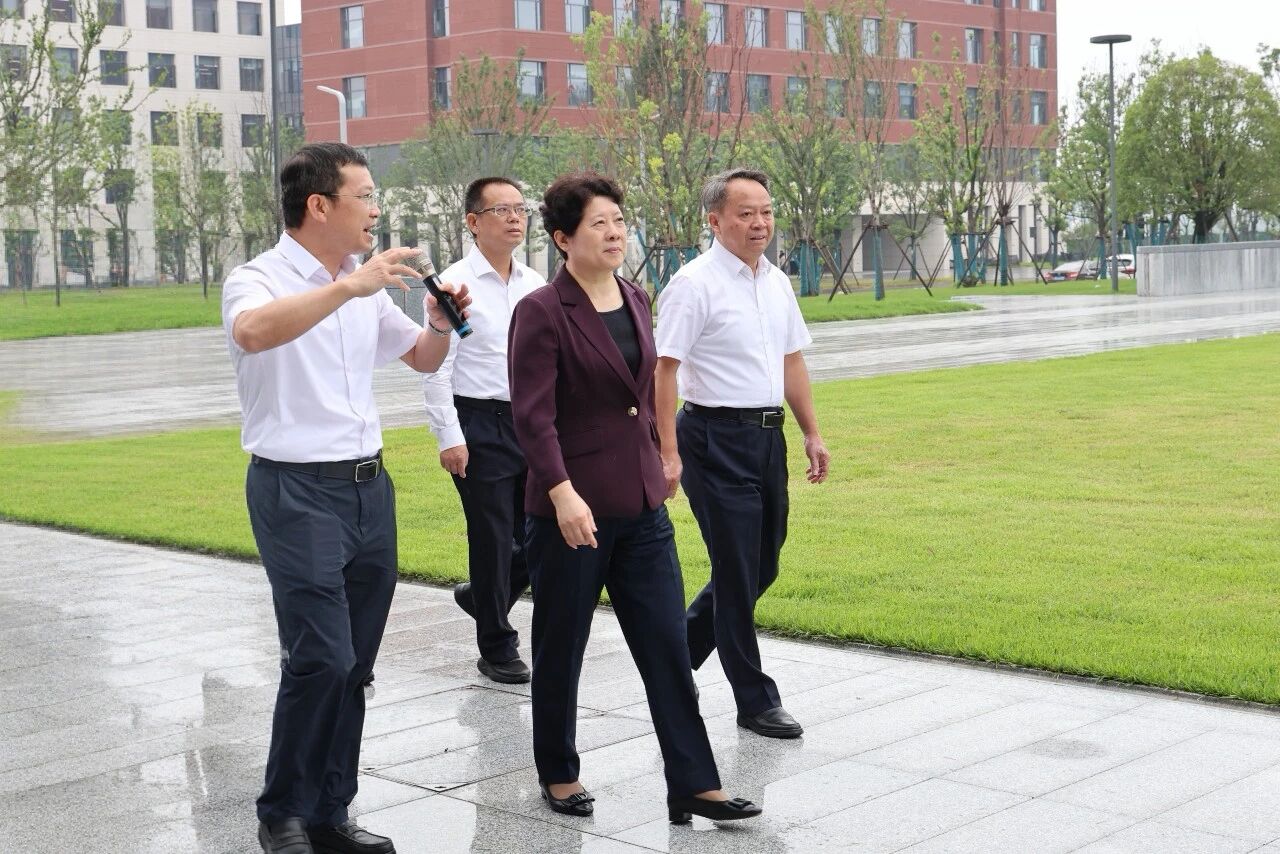 吴桂英一行来到湖南大学科创港校区。 吴桂英一行来到湖南大学科创港校区。
