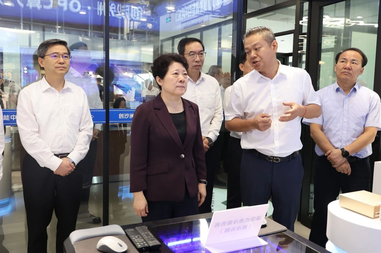吴桂英一行来到白沙洲街道创沙洲OPC街区。 吴桂英一行来到白沙洲街道创沙洲OPC街区。
