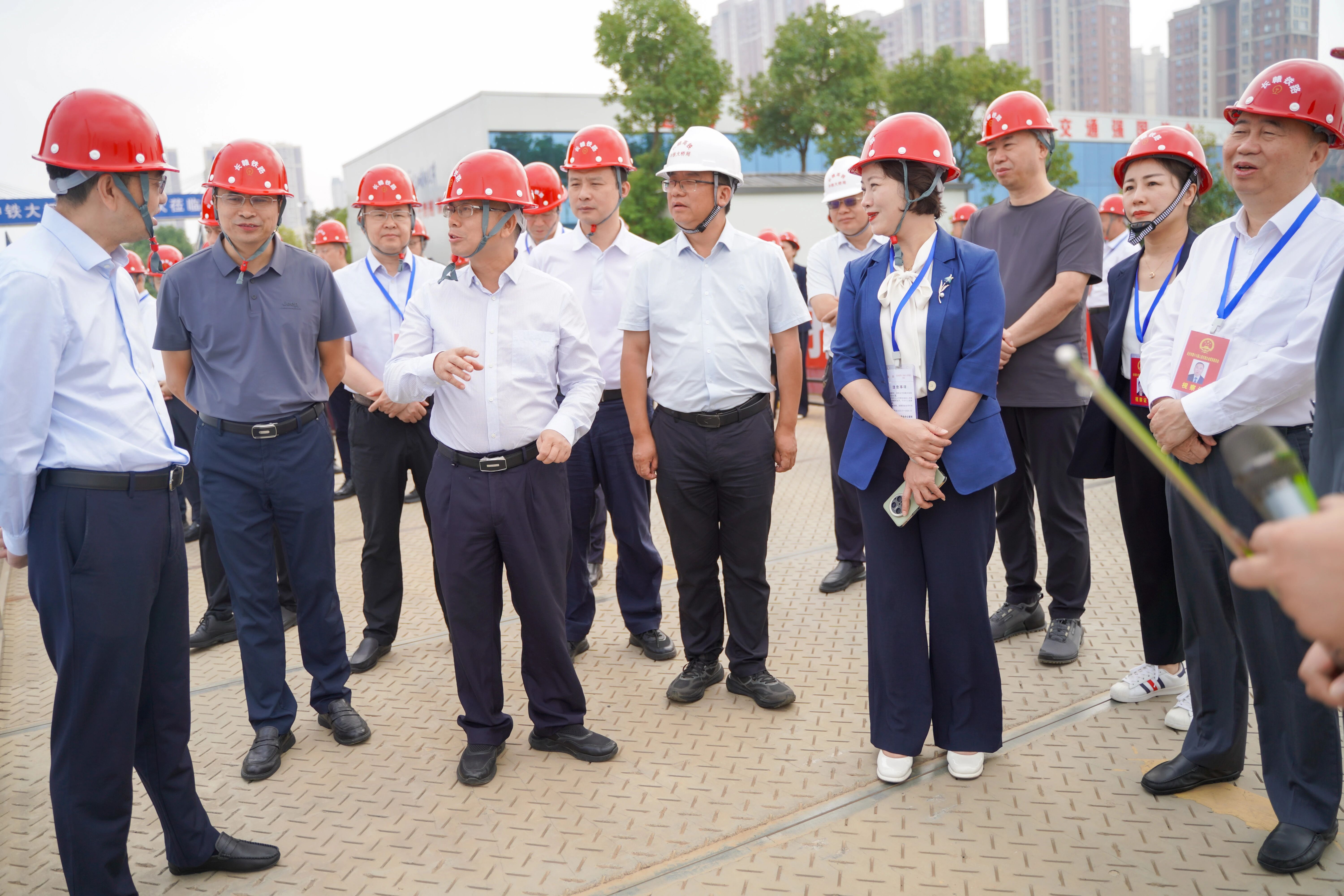 市人大常委会组成人员视察长赣高铁湖南段项目现场。 市人大常委会组成人员视察长赣高铁湖南段项目现场。