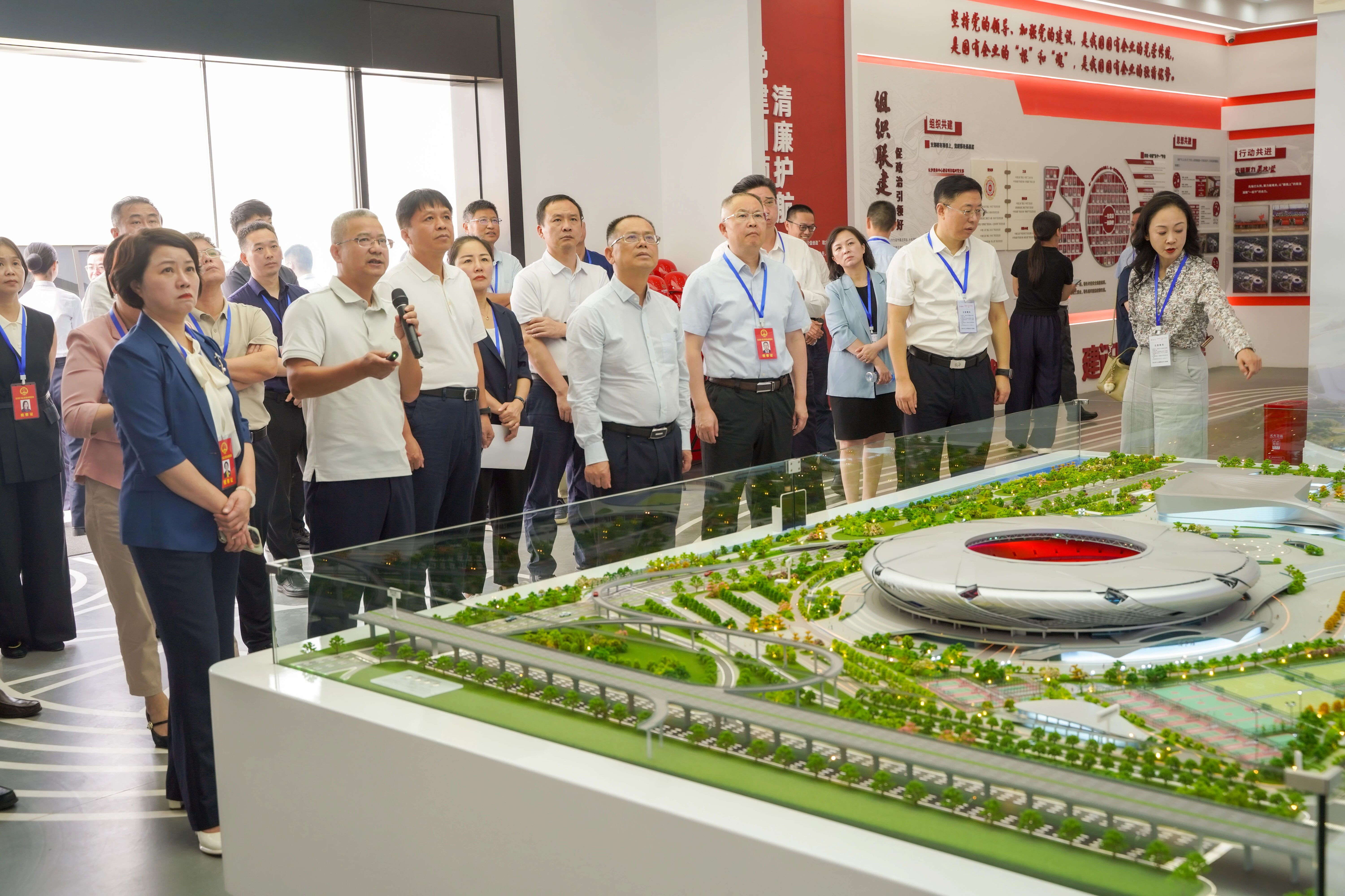 市人大常委会组成人员视察长沙奥体中心项目现场。 市人大常委会组成人员视察长沙奥体中心项目现场。