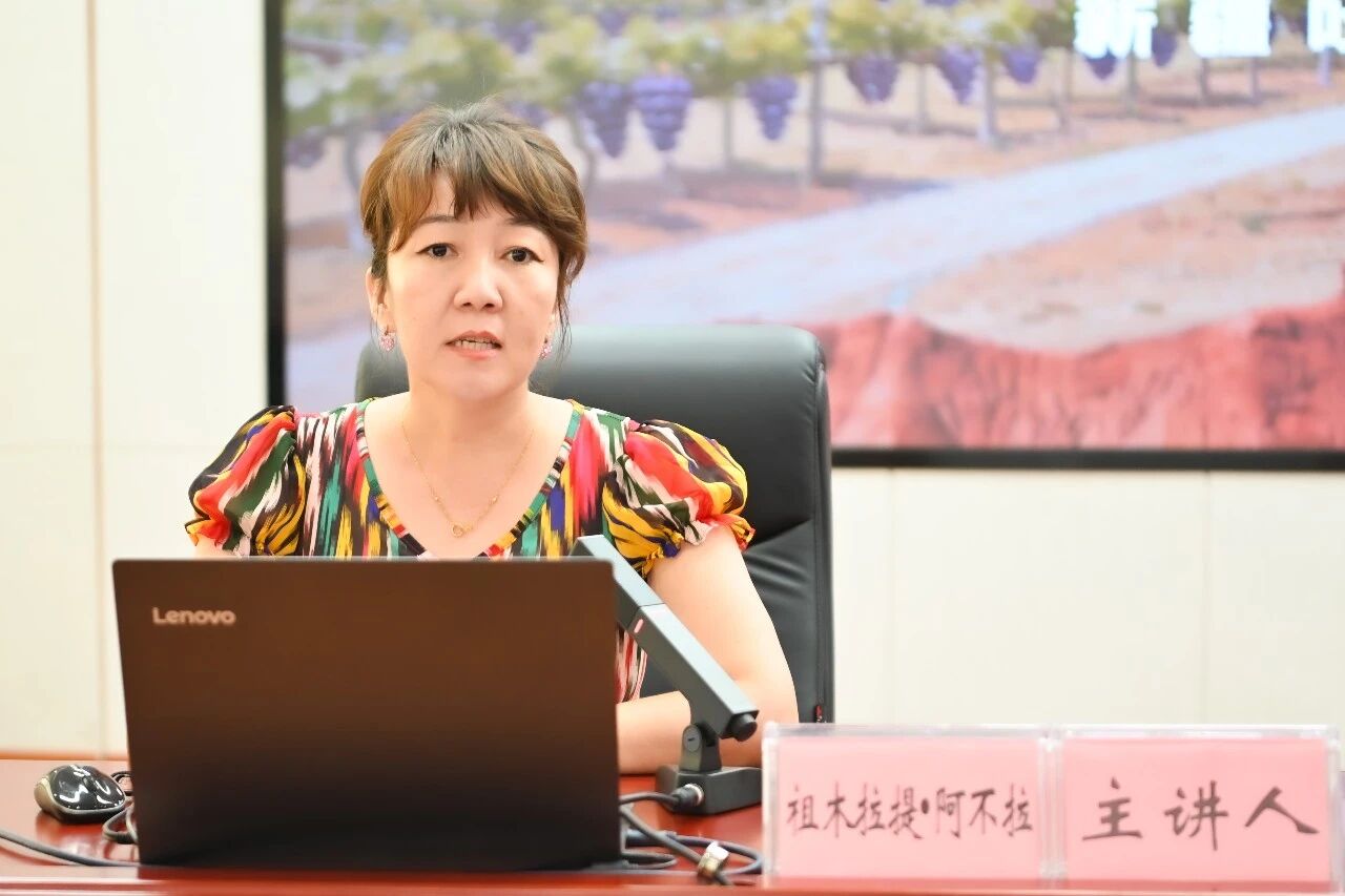 新疆吐鲁番市人大常委会法工委规范性文件备案审查中心副主任祖木拉提·阿不拉分享学习经验。 新疆吐鲁番市人大常委会法工委规范性文件备案审查中心副主任祖木拉提·阿不拉分享学习经验。