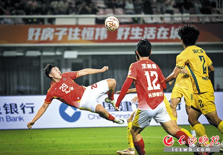 长沙队29号李悦宁射门中。长沙晚报全媒体记者 余劭劼 摄