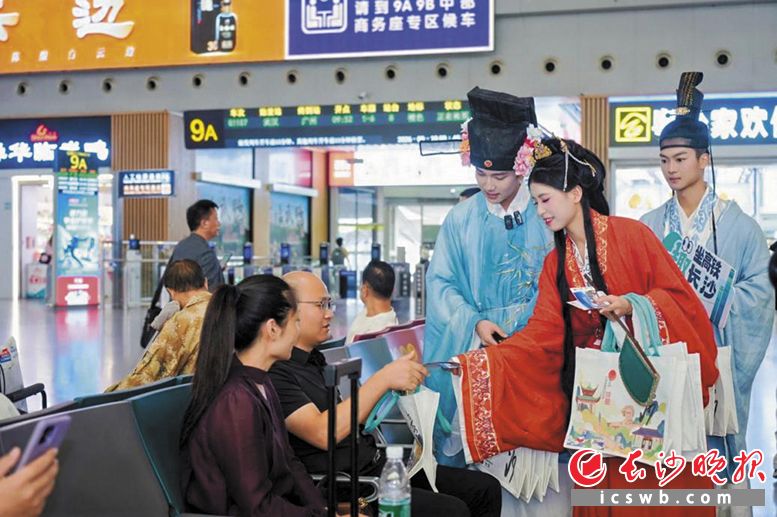 NPC与旅客互动。市文旅广电局供图