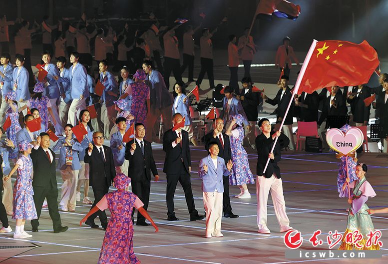 中国体育代表团在开幕式上入场。当地时间9月19日,第20届亚洲运动会开幕式在日本名古屋举行。新华社记者 姚琪琳 摄