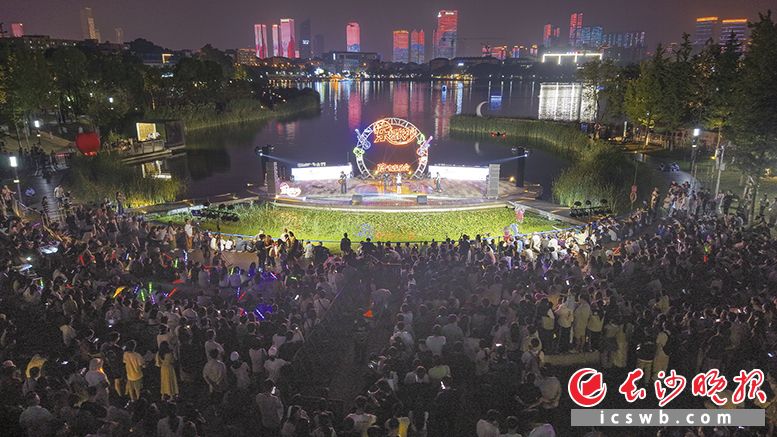 本场音乐会将舞台交给青年学子,免费开放的湖畔音乐会,成为夜晚最美的风景。长沙晚报全媒体记者 易亿 周数邑 摄影报道