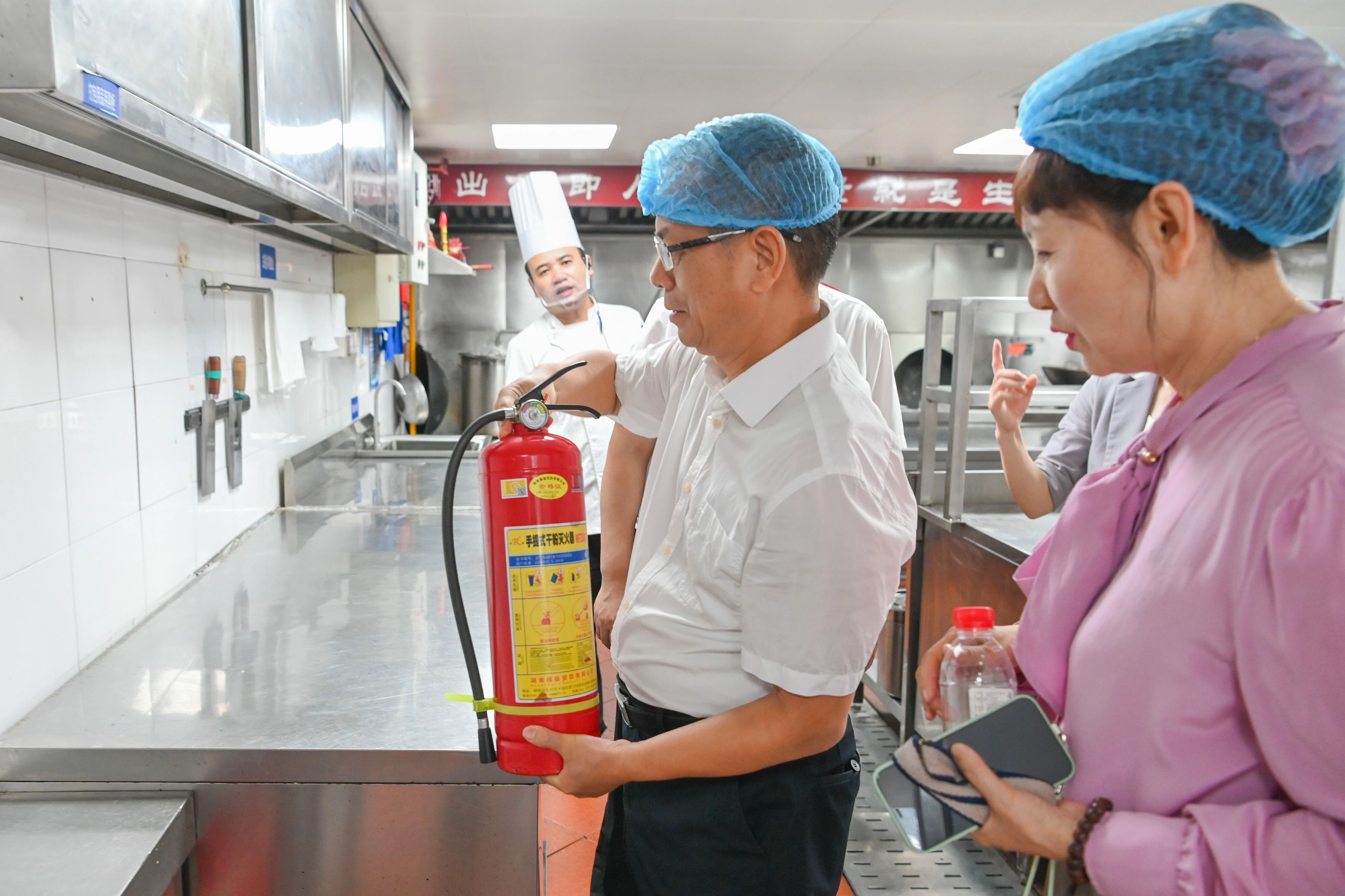 罗缵吉一行来到南景饭店(万家丽路店),重点检查后厨管理情况。 罗缵吉一行来到南景饭店(万家丽路店),重点检查后厨管理情况。