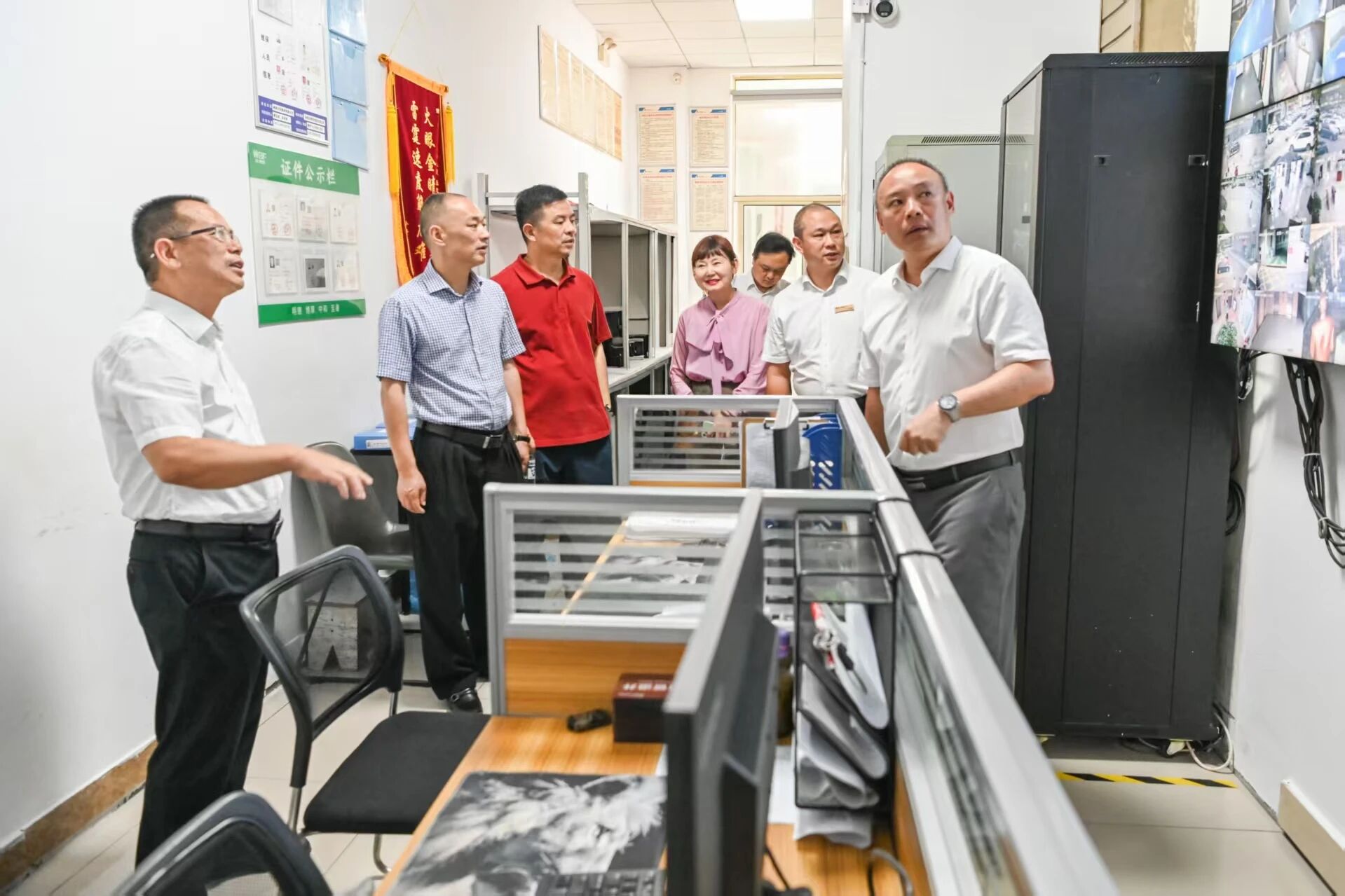 罗缵吉一行走进旺德府国际大厦,实地察看消防控制室值班值守等情况。 罗缵吉一行走进旺德府国际大厦,实地察看消防控制室值班值守等情况。
