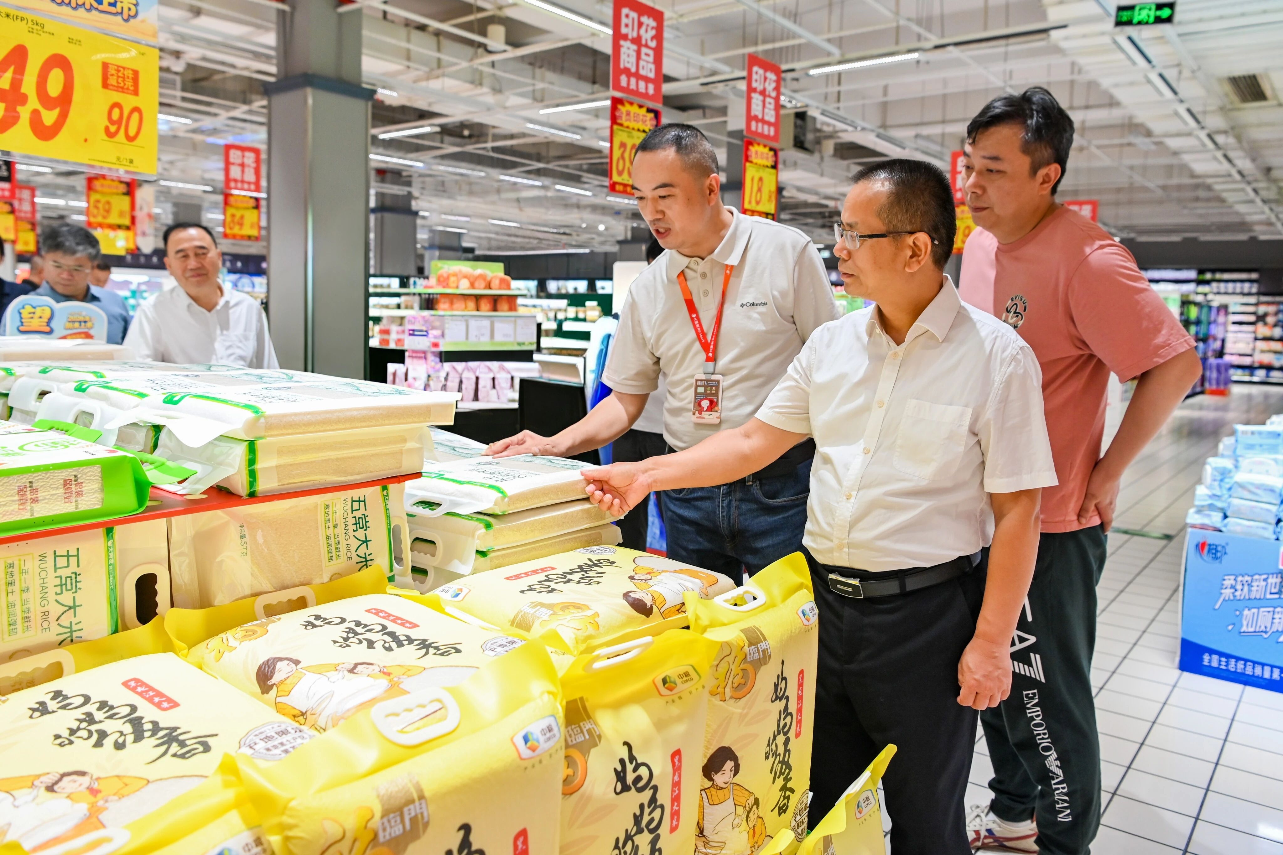 罗缵吉一行前往大润发超市(芙蓉店),详细了解节假日期间客流量管控、消防安全管理和应急处置预案等情况。 罗缵吉一行前往大润发超市(芙蓉店),详细了解节假日期间客流量管控、消防安全管理和应急处置预案等情况。
