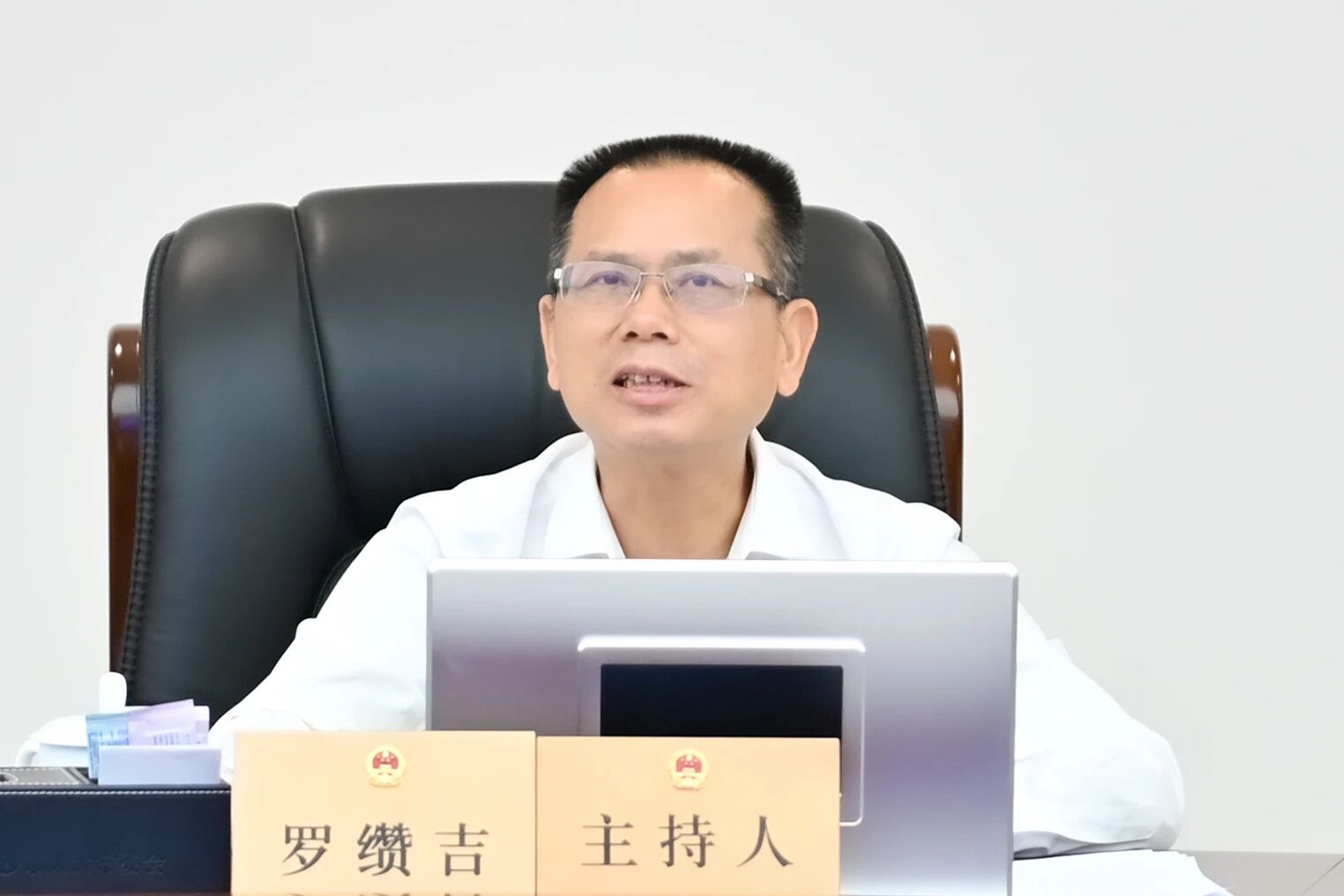 市人大常委会党组书记、主任罗缵吉主持并讲话。 市人大常委会党组书记、主任罗缵吉主持并讲话。