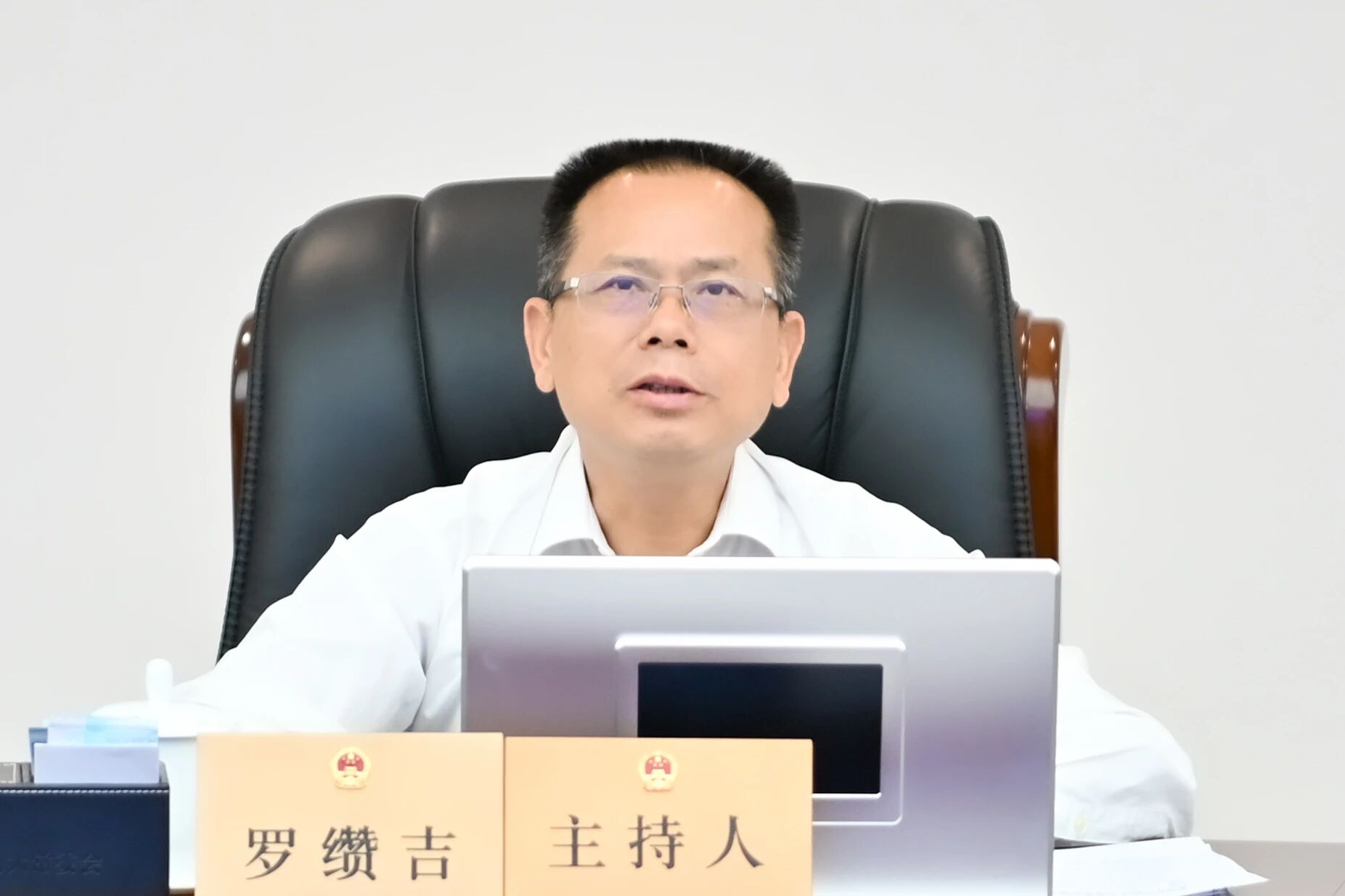 市人大常委会党组书记、主任罗缵吉主持并讲话。 市人大常委会党组书记、主任罗缵吉主持并讲话。