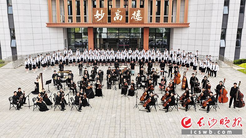 长沙市十一中的合唱团和交响乐团“集体照”,青葱学子生机勃勃。 长沙市十一中的合唱团和交响乐团“集体照”,青葱学子生机勃勃。
